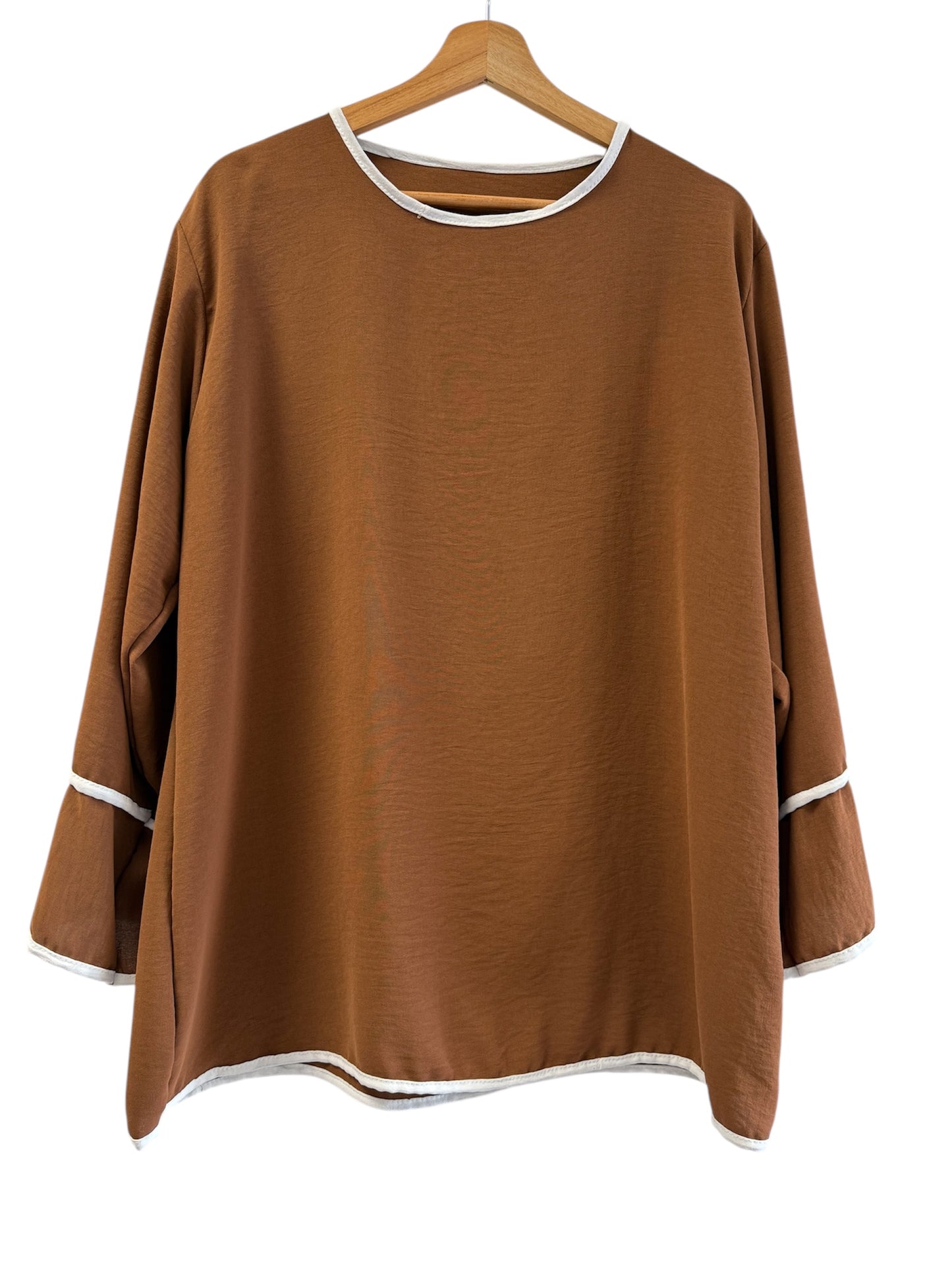 Ayla – Zweiteiler in Offwhite mit Kontrastdetails