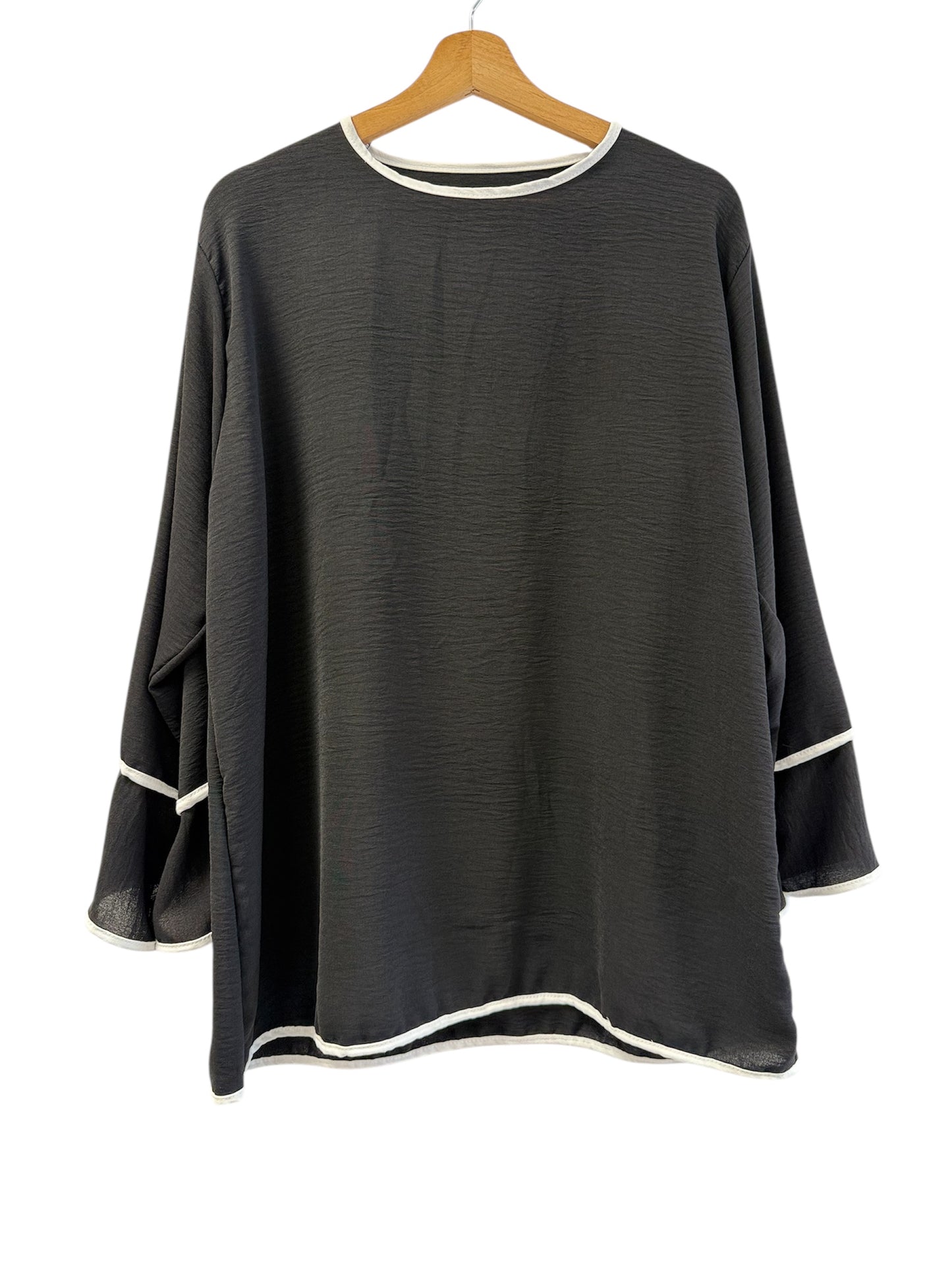 Ayla – Zweiteiler in Offwhite mit Kontrastdetails