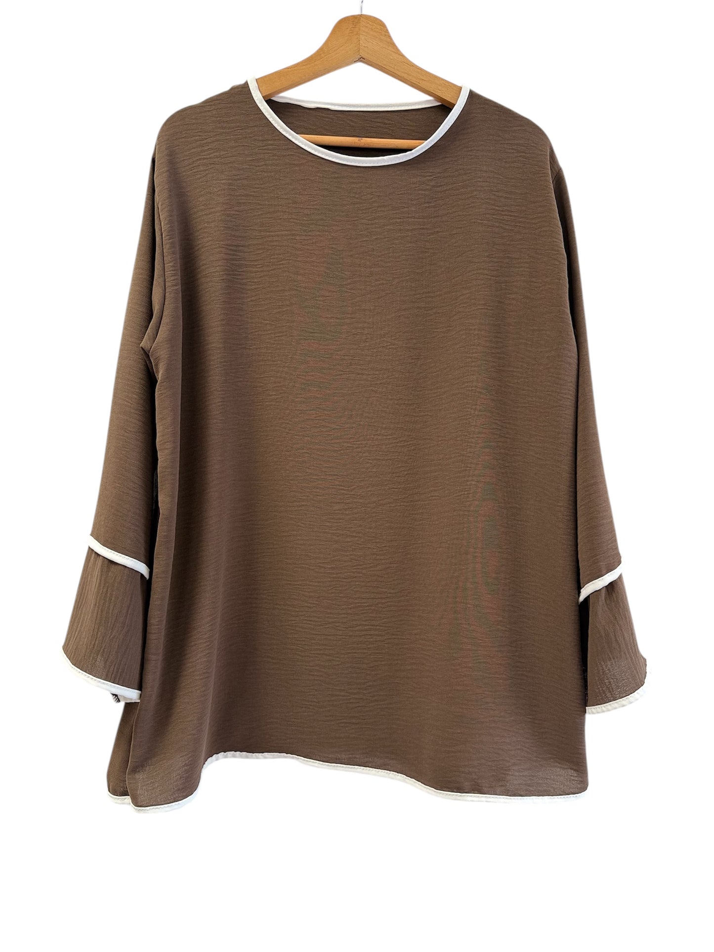 Ayla – Zweiteiler in Offwhite mit Kontrastdetails