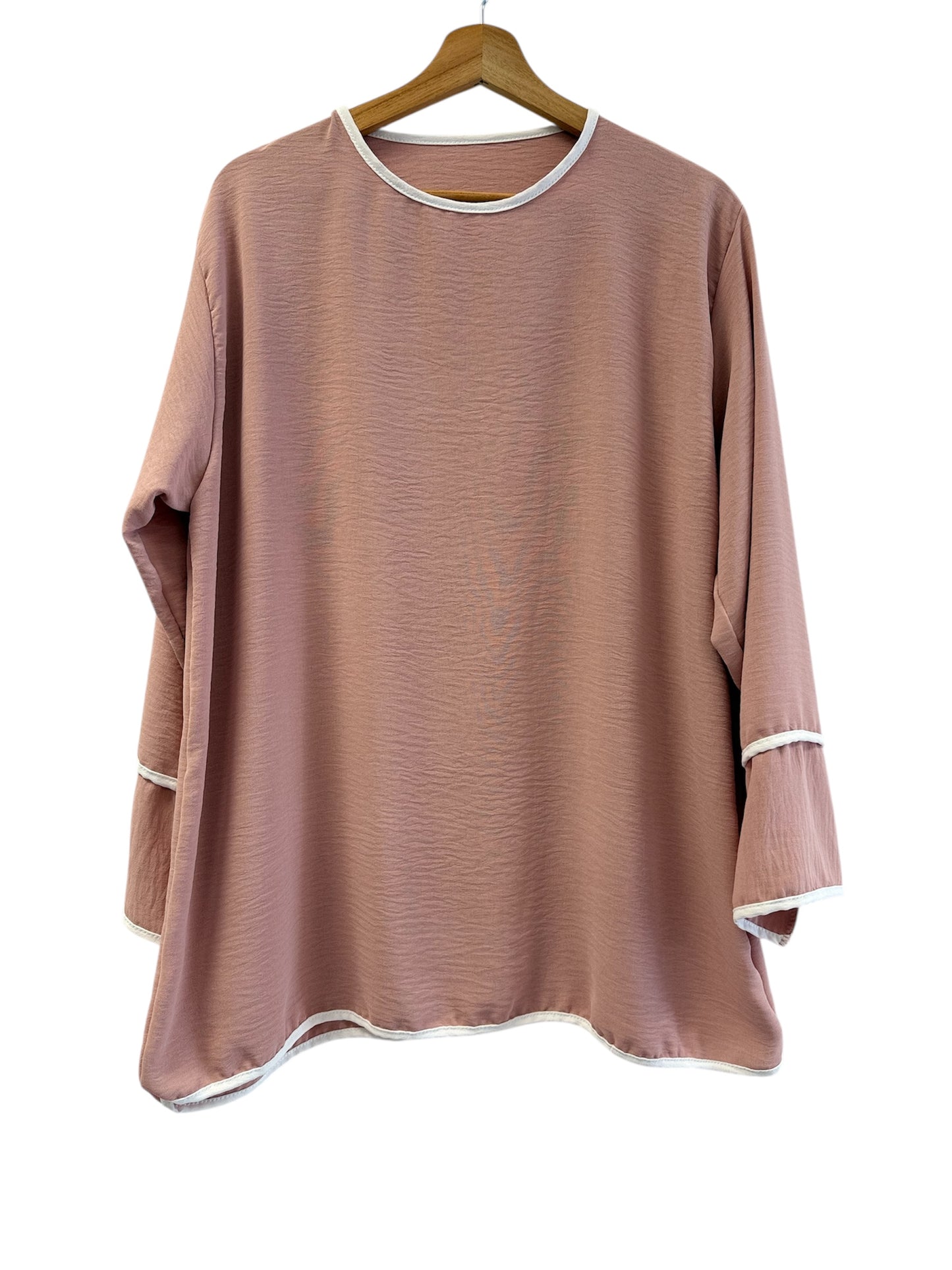 Ayla – Zweiteiler in Offwhite mit Kontrastdetails