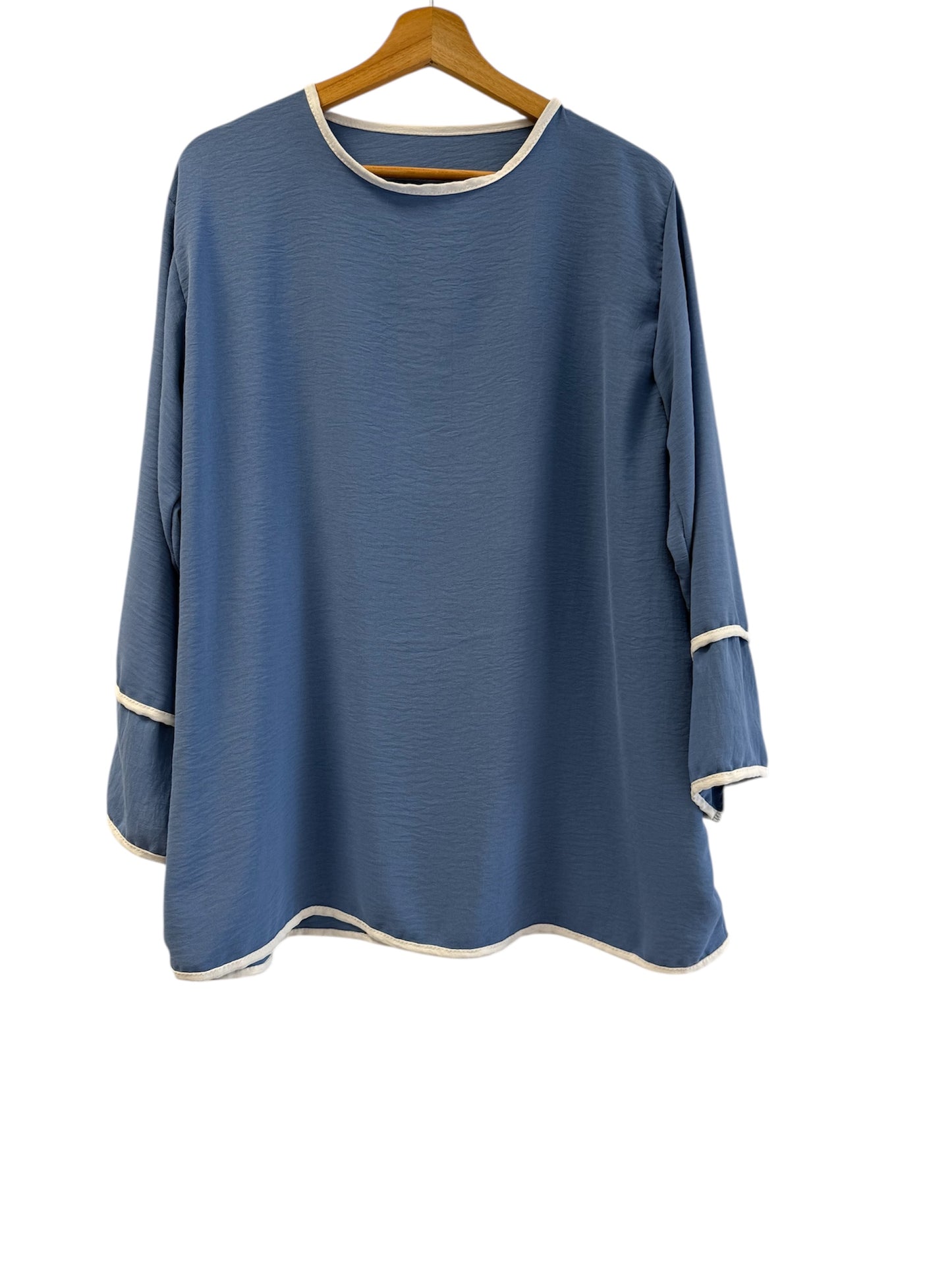 Ayla – Zweiteiler in Offwhite mit Kontrastdetails