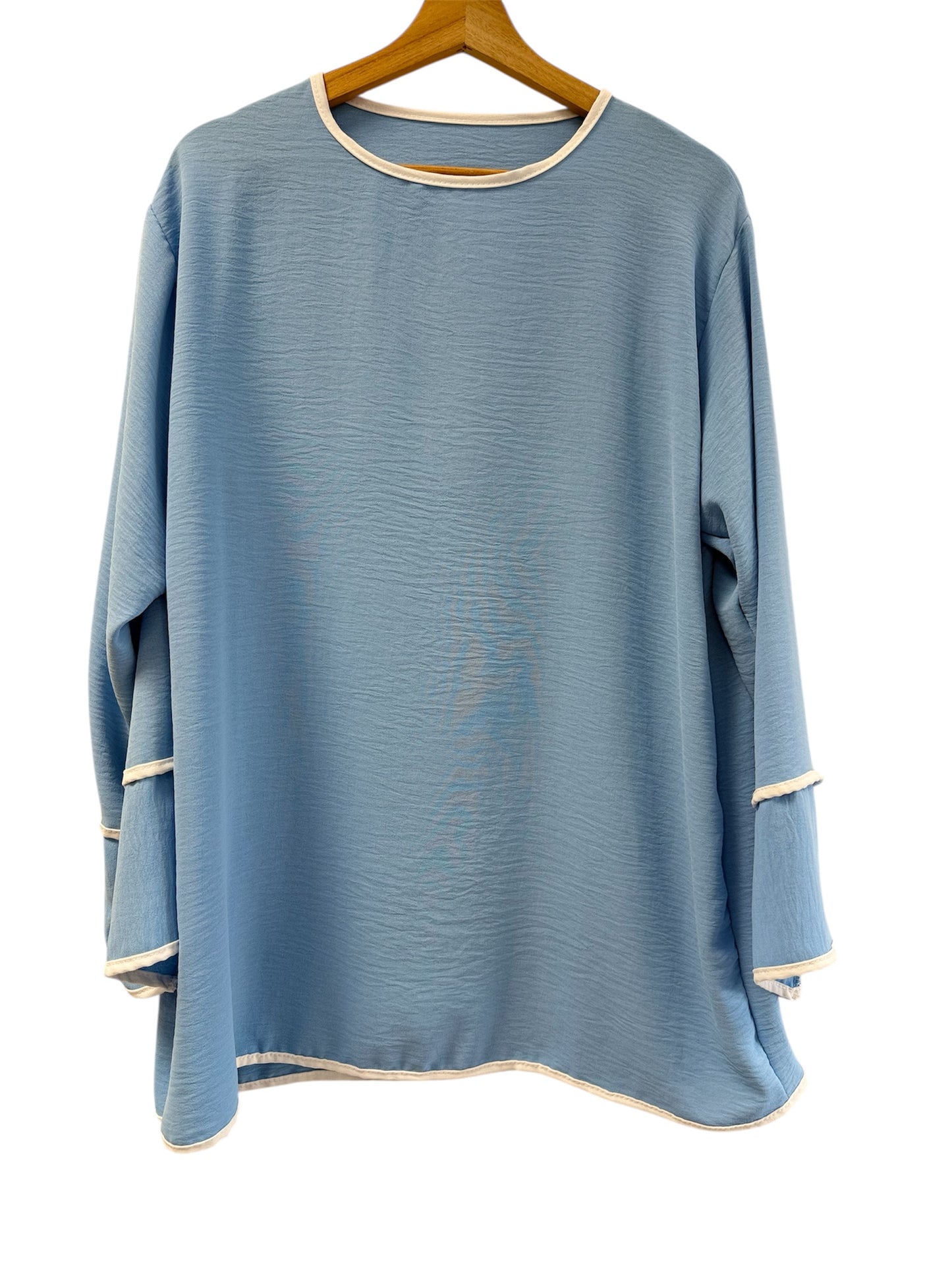 Ayla – Zweiteiler in Offwhite mit Kontrastdetails