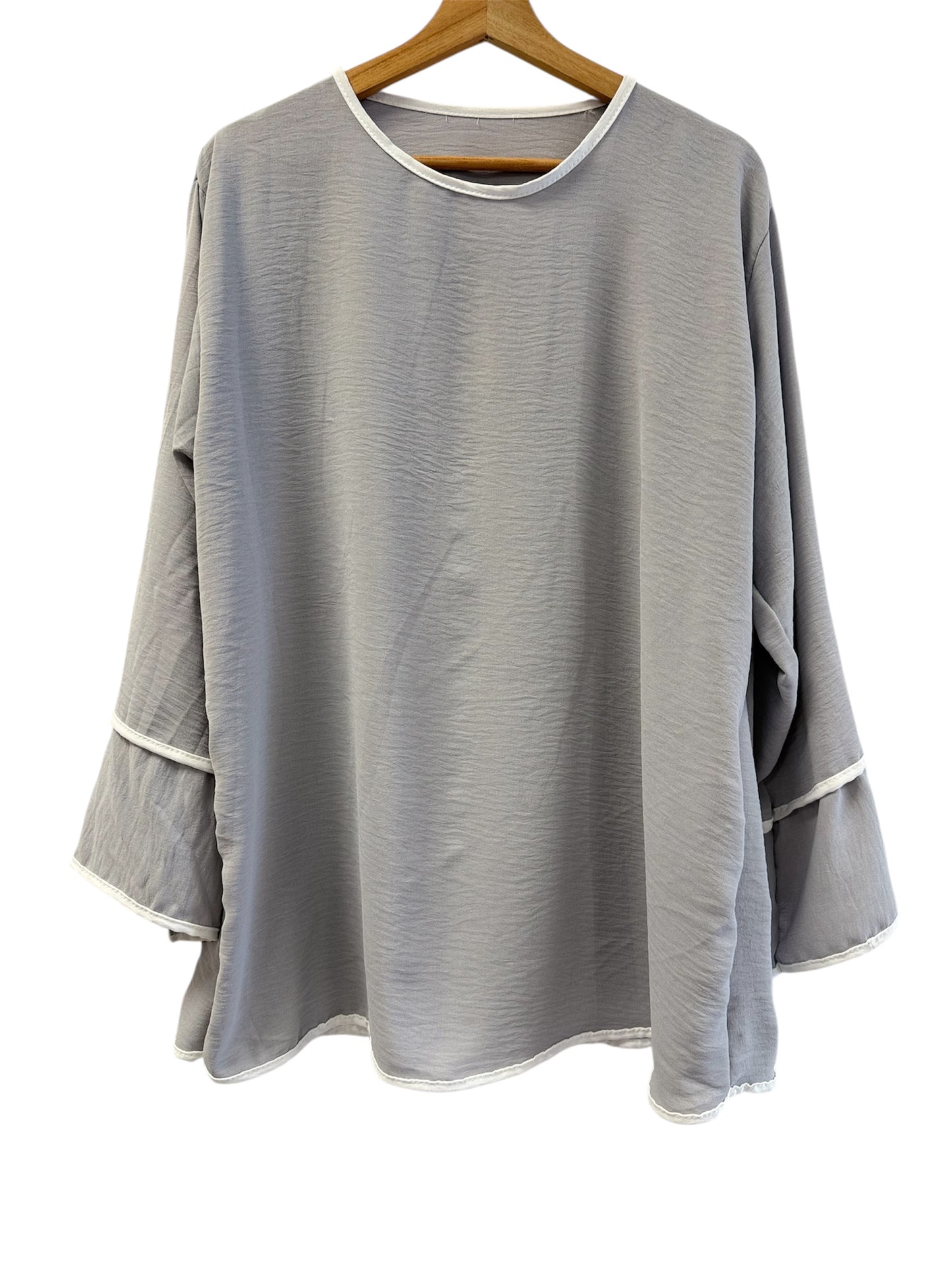 Ayla – Zweiteiler in Offwhite mit Kontrastdetails