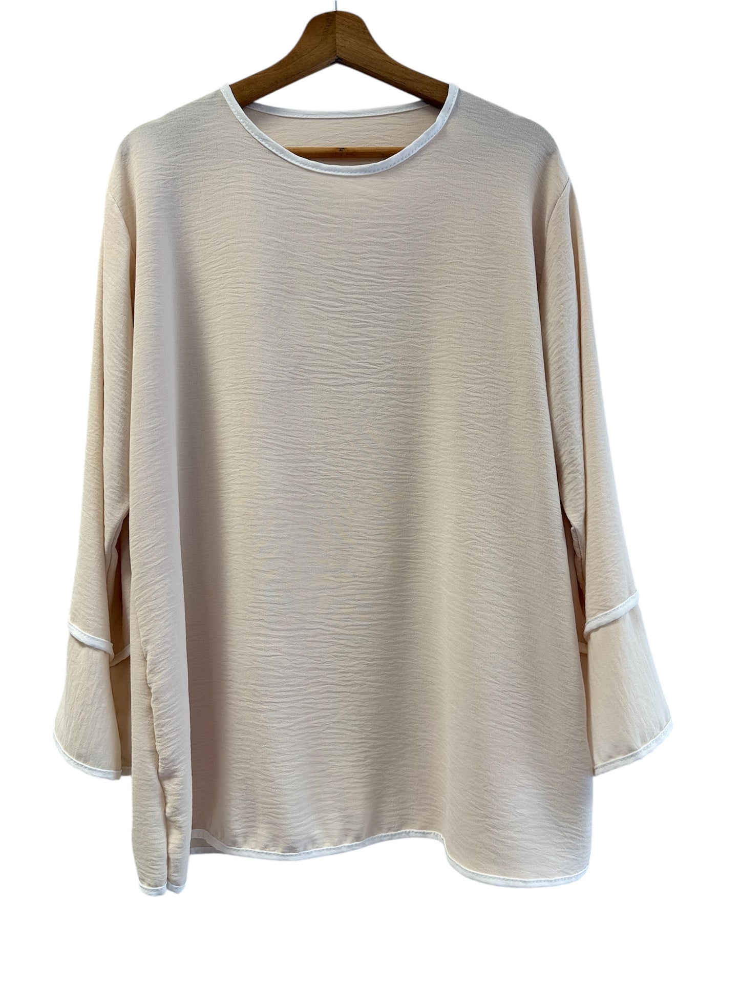 Ayla – Zweiteiler in Offwhite mit Kontrastdetails
