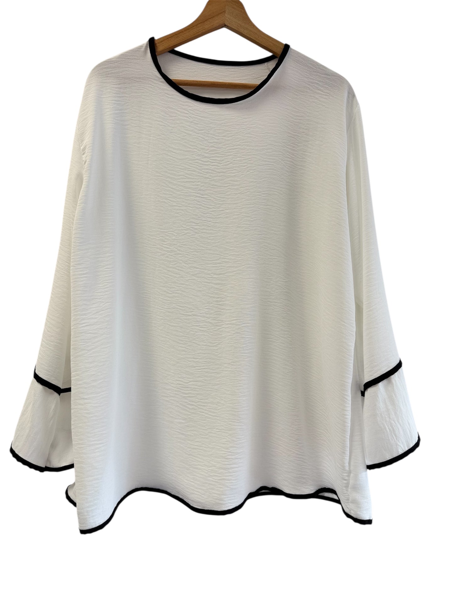 Ayla – Zweiteiler in Offwhite mit Kontrastdetails