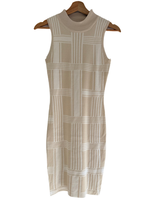 Nayla – Figurbetontes Strickkleid in Grün-Weiß oder beige-weiß