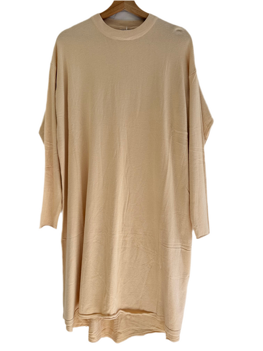 Leni – Oversize-Strickkleid mit asymmetrischem Saum