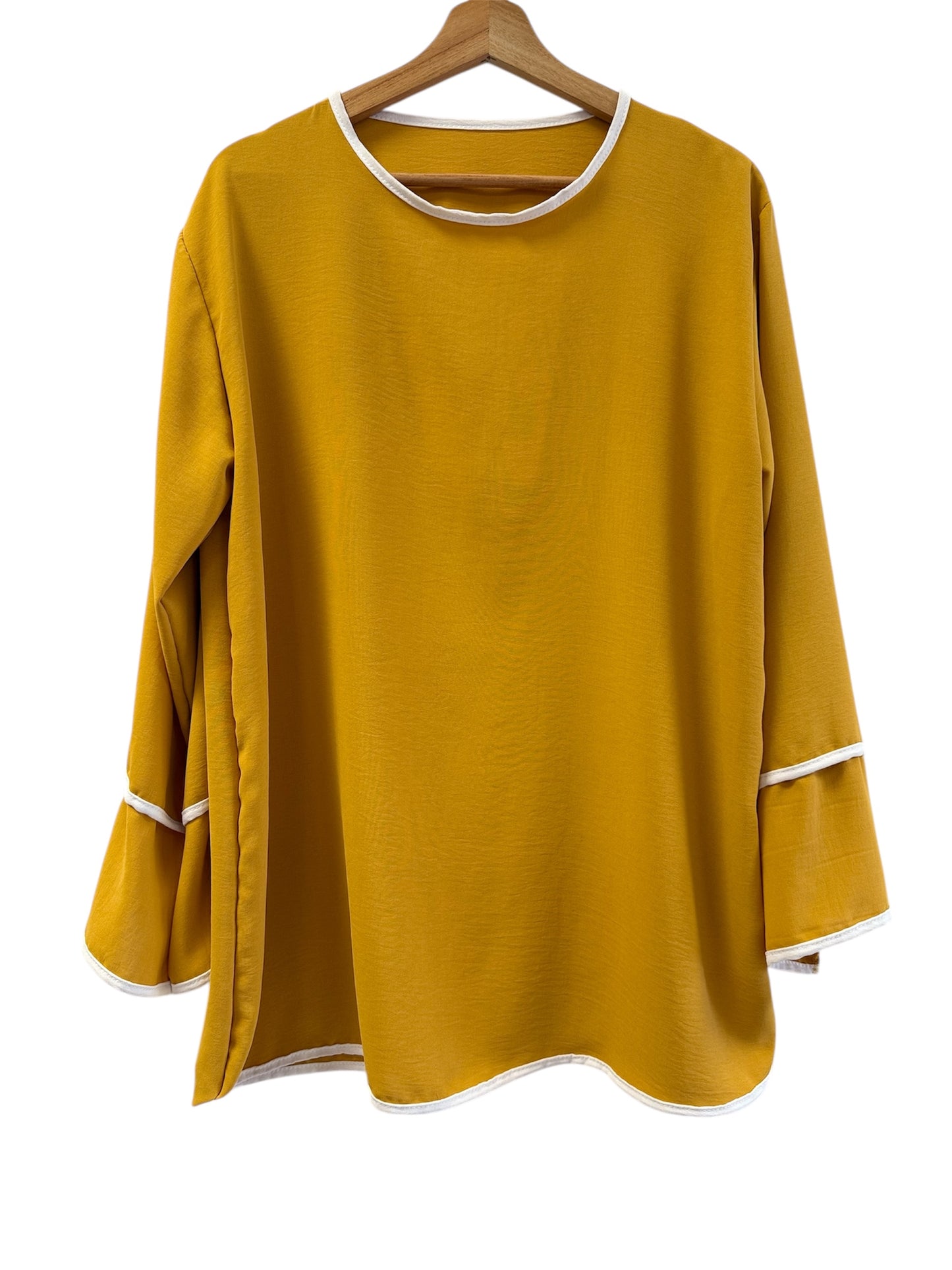 Ayla – Zweiteiler in Offwhite mit Kontrastdetails